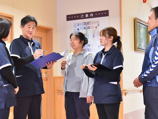 職員が案内する廊下  