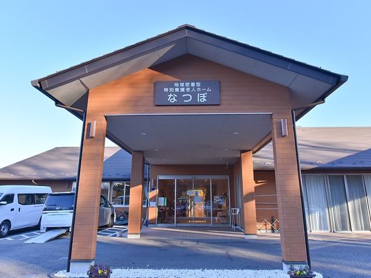 特養ホームの正面玄関  