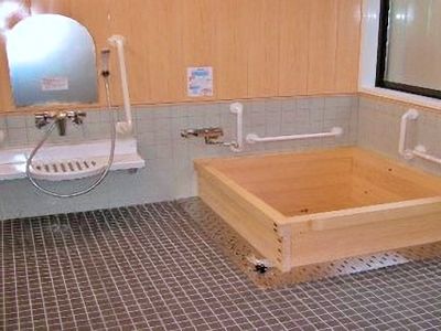 木製浴槽と洗面台