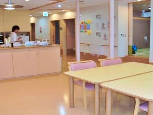 木製テーブルが並ぶ食堂