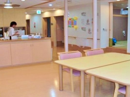 木製テーブルが並ぶ食堂