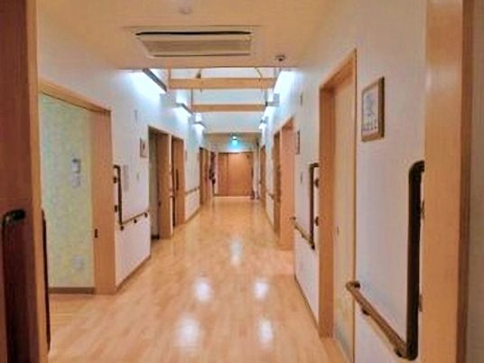 落ち着いた色調の廊下