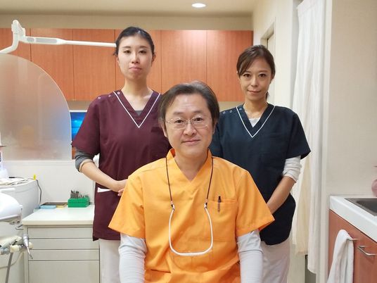 スタッフが並ぶ理美容室  