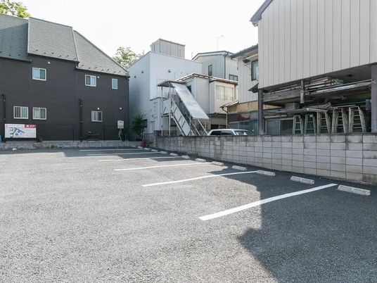 建物前の駐車場  