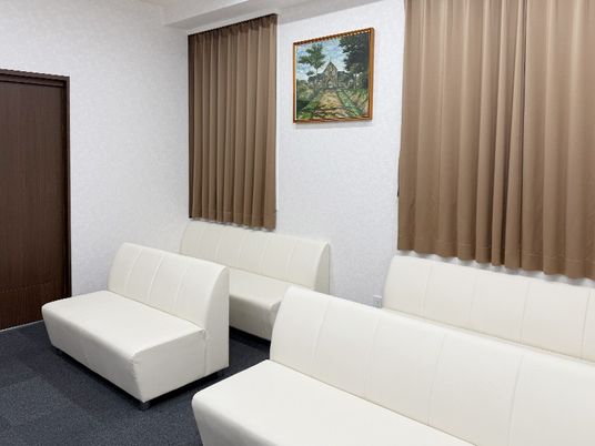 白いソファの休憩室  