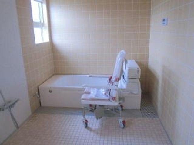 介助椅子付き浴室 浴室 自然光が差し込む浴室です。介助用の椅子があり、安全に入浴をサポートします。