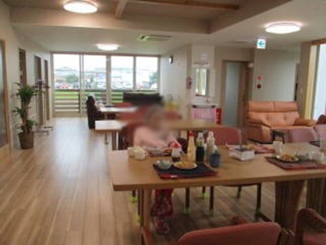明るいラウンジ ラウンジ 広々とした明るいラウンジです。快適な空間で、利用者の皆様が自由に時間を過ごせます。