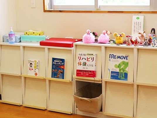 掲示棚のある廊下  