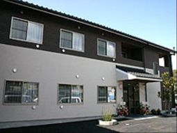 明るい日差しの入る外観