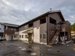 茶色の建物の外観