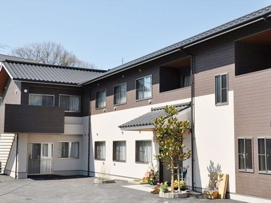 落ち着いた外観の建物  