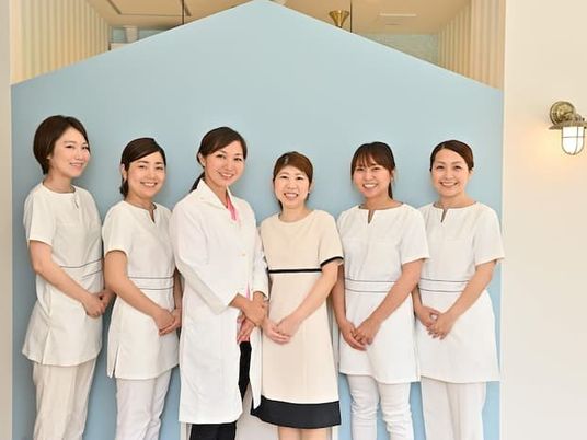 笑顔のスタッフ集合