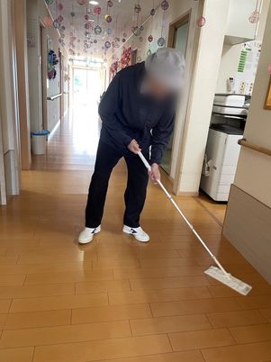 清掃風景の廊下