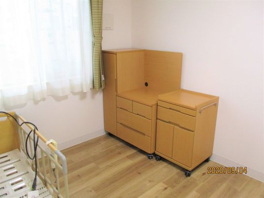 落ち着いた家具の居室