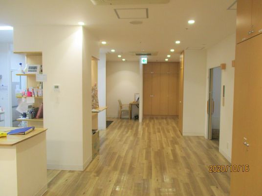 木の温もりを感じる廊下