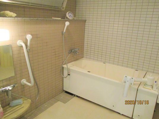 手すり付き浴室