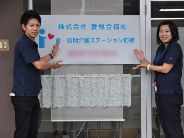 明るいエントランス エントランス 歓迎感あふれる施設の入り口で、スタッフが笑顔で迎えます。一緒に新しい一日を始めませんか。