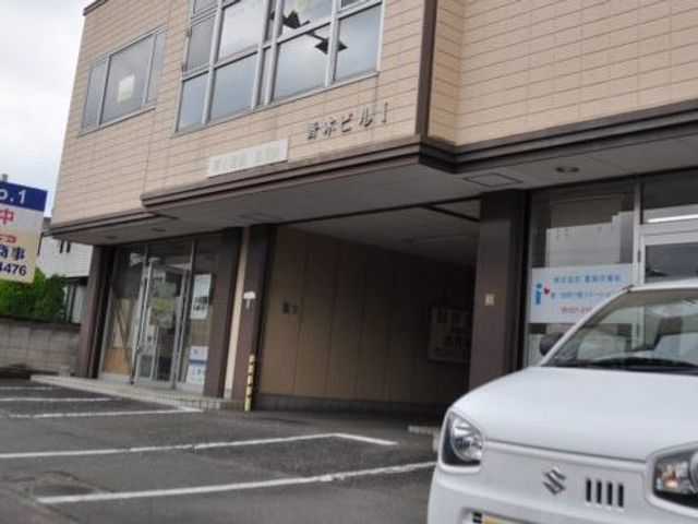 建物正面の外観 外観   落ち着いた色合いの建物正面です。前面に駐車スペースがあり、出入りしやすい印象です。