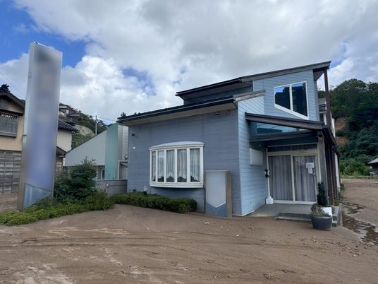 青い建物の外観  