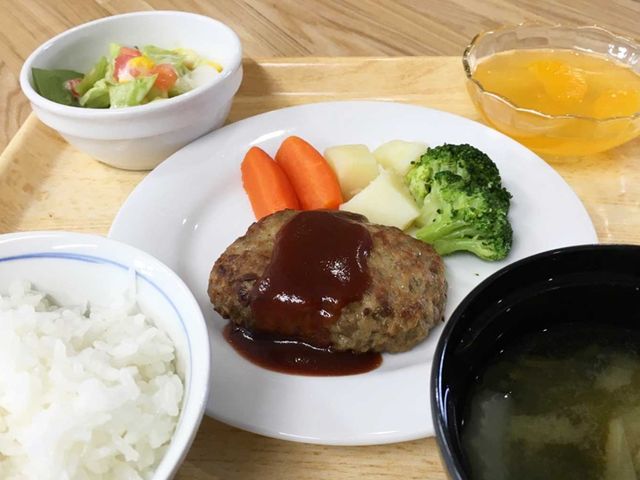栄養バランスの食事 食堂 栄養豊富で美味しそうな食事の一例です。バランスの取れたメニューで健康をサポートします。