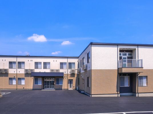 静かな建物の外観