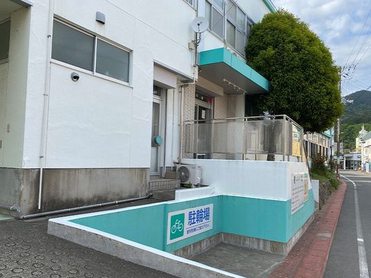 外観の駐輪場と建物入口  
