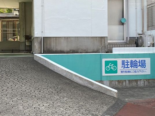 車椅子駐輪場のある外観  