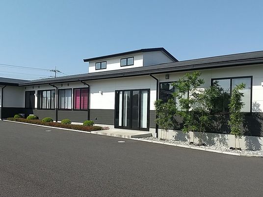 明るい外観の建物  