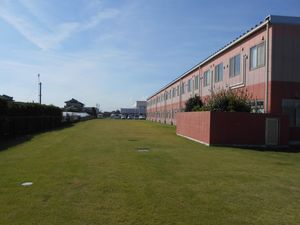 建物と芝生の庭  