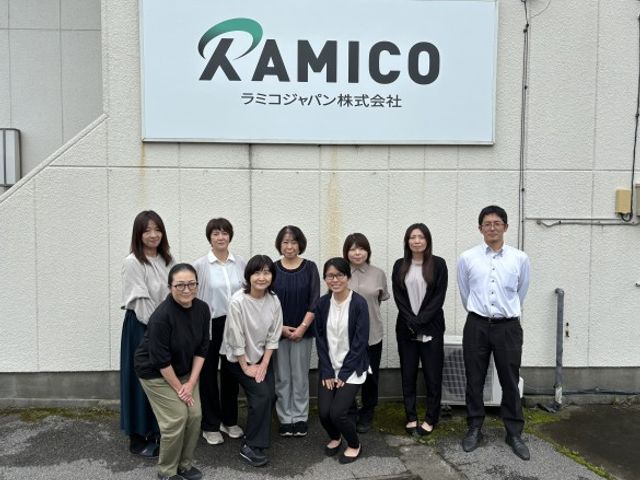 スタッフ集合の看板前 スタッフイメージ 笑顔のスタッフがお出迎えする看板の前です。皆様を支えるチームをご覧ください。