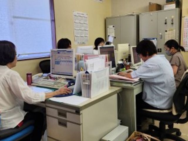 事務作業をするスタッフ スタッフイメージ 熱心に業務に取り組むスタッフの様子です。日々の管理やサポートを行う重要な場所です。