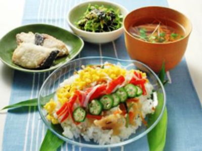 色鮮やかな料理の食堂