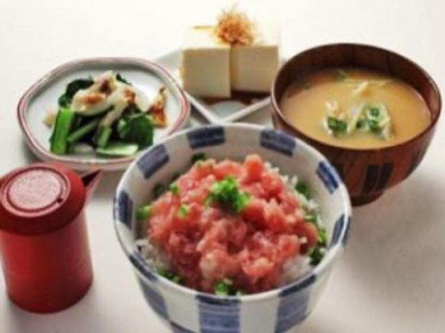 色とりどりの料理 料理 新鮮な食材を使った彩り豊かな食事が提供されます。健康を考えた美味しいメニューです。