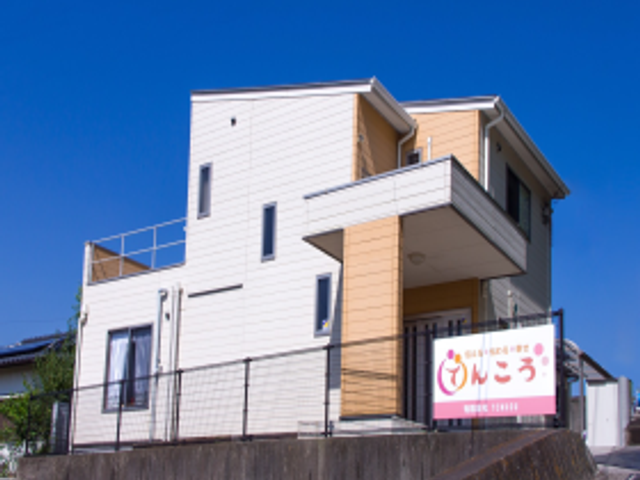 白い建物の外観 外観 シンプルでモダンな外観です。ここで働く人々にとって居心地の良さを感じられるでしょう。