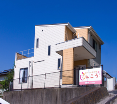 白い建物の外観