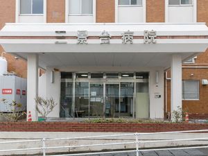 病院の正面玄関  