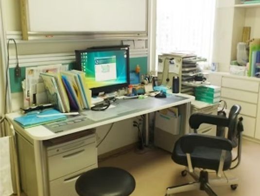 明るい作業机の部屋  