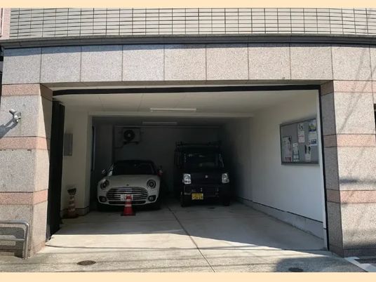 車庫が見える外観  
