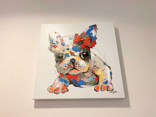 犬の絵画が飾られた壁面  