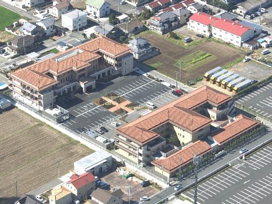 広々とした建物の上空観