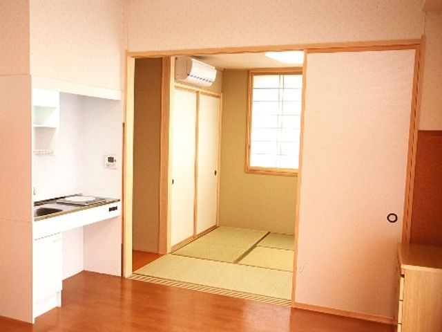 キッチン付きの洋室 和室 清潔感のあふれる居室は、キッチン付きで自炊も可能です。生活に必要な設備が整い、快適な日々を送れる空間です。