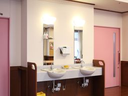 明るい洗面台とミラー