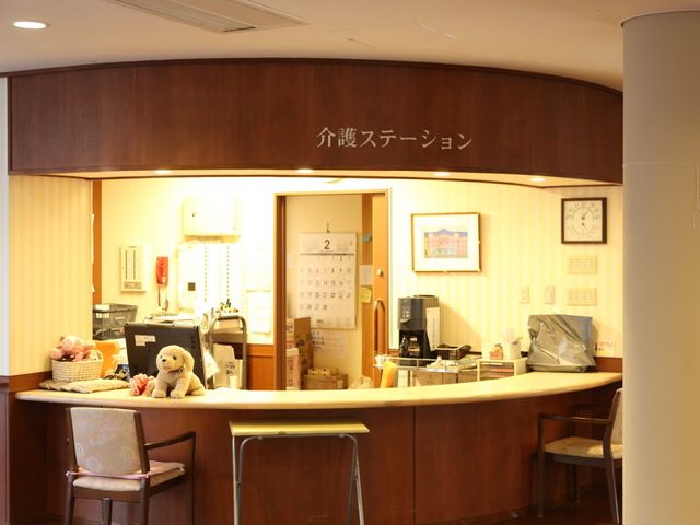 快適な施設のフロント 介護ステーション 心地よいお出迎えのフロントは、スタッフの笑顔と共に安心をお届けします。円滑な対応で就業環境を感じていただける場所です。