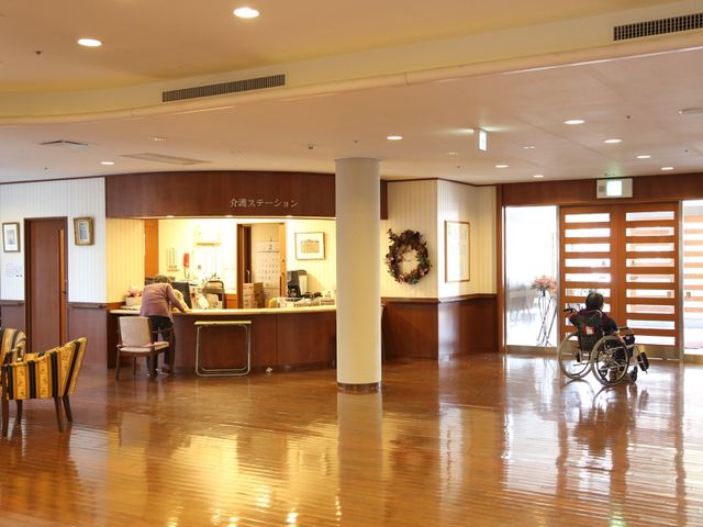 温かみのあるロビー 玄関ホール ゆったりとした空間のロビーでは、入居者同士がお話を楽しんでいます。スタッフの方もいつでもお手伝いができる体制で、皆様をお待ちしています。