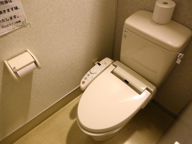 清潔なトイレの一角 トイレ 各様式が整った清潔なトイレです。快適な利用をサポートする機能付き便座が備わっております。