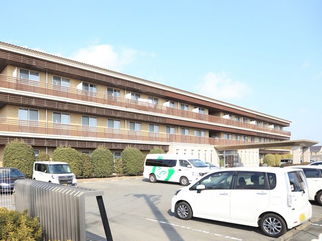多階層の建物の外観 外観 広々とした敷地に建つゆったりとしたデザインの建物です。来訪者を迎える明るい雰囲気が印象的です。