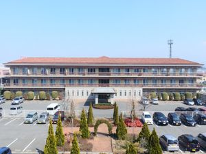 広々とした施設の外観
