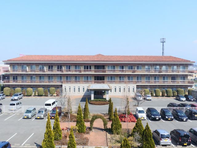 広々とした施設の外観 外観 ゆったりとした駐車場と庭がある、明るく開放感のある建物です。就業をお考えの方にとって、快適な環境が整っています。