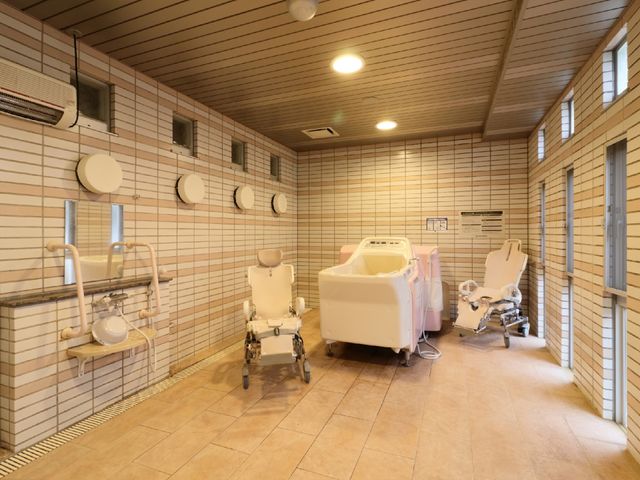 介護用浴室設備 機械浴 ゆとりのある介護用浴室で、安心してご利用いただける環境を整えています。バリアフリー設計により、すべての方に快適な空間を提供します。