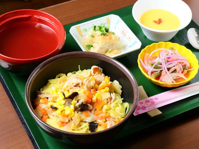 色とりどりのお食事セット 食事 栄養バランスを考えた彩り鮮やかなお食事が用意されており、健康と食の楽しみをサポートします。